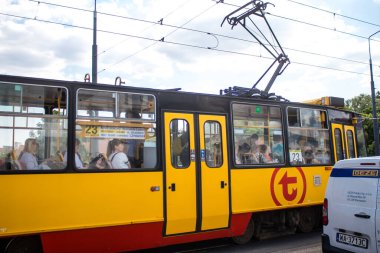 Varşova, Polonya - 28 Mayıs 2023 Varşova sokaklarında elektrik tramvayı ve şehrin ulaşım sisteminin bir parçası..