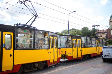 Varşova, Polonya - 28 Mayıs 2023 Varşova sokaklarında elektrik tramvayı ve şehrin ulaşım sisteminin bir parçası..