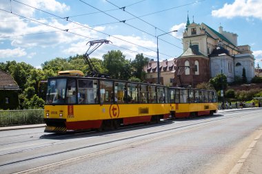 Varşova, Polonya - 28 Mayıs 2023 Varşova sokaklarında elektrik tramvayı ve şehrin ulaşım sisteminin bir parçası..