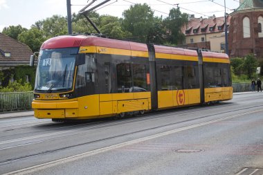 Varşova, Polonya - 28 Mayıs 2023 Varşova sokaklarında elektrik tramvayı ve şehrin ulaşım sisteminin bir parçası..