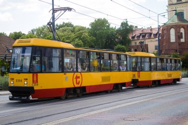 Varşova, Polonya - 28 Mayıs 2023 Varşova sokaklarında elektrik tramvayı ve şehrin ulaşım sisteminin bir parçası..