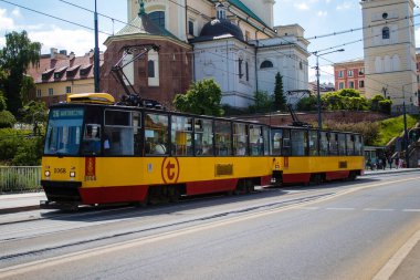 Varşova, Polonya - 28 Mayıs 2023 Varşova sokaklarında elektrik tramvayı ve şehrin ulaşım sisteminin bir parçası..