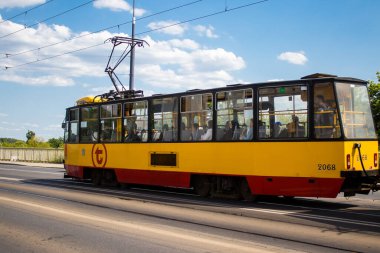 Varşova, Polonya - 28 Mayıs 2023 Varşova sokaklarında elektrik tramvayı ve şehrin ulaşım sisteminin bir parçası..