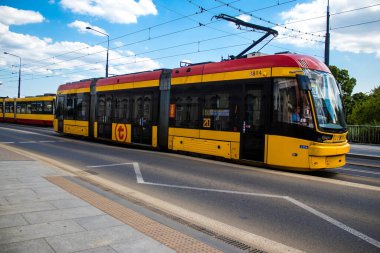 Varşova, Polonya - 28 Mayıs 2023 Varşova sokaklarında elektrik tramvayı ve şehrin ulaşım sisteminin bir parçası..