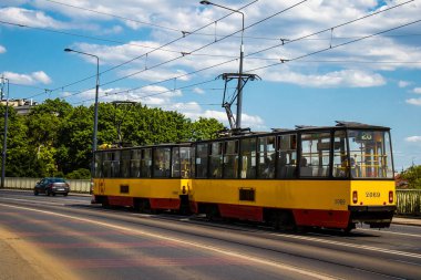 Varşova, Polonya - 28 Mayıs 2023 Varşova sokaklarında elektrik tramvayı ve şehrin ulaşım sisteminin bir parçası..