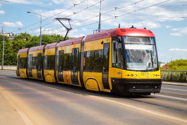 Varşova, Polonya - 28 Mayıs 2023 Varşova sokaklarında elektrik tramvayı ve şehrin ulaşım sisteminin bir parçası..