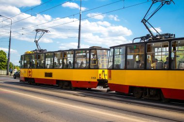 Varşova, Polonya - 28 Mayıs 2023 Varşova sokaklarında elektrik tramvayı ve şehrin ulaşım sisteminin bir parçası..
