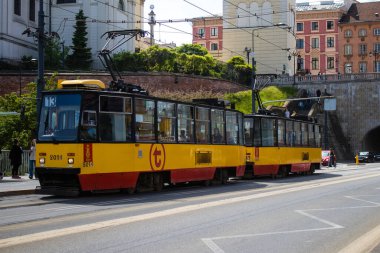Varşova, Polonya - 28 Mayıs 2023 Varşova sokaklarında elektrik tramvayı ve şehrin ulaşım sisteminin bir parçası..
