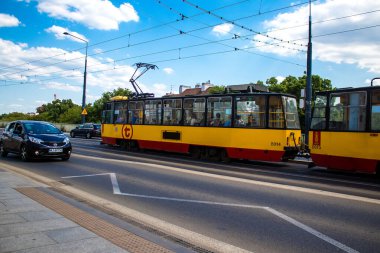 Varşova, Polonya - 28 Mayıs 2023 Varşova sokaklarında elektrik tramvayı ve şehrin ulaşım sisteminin bir parçası..