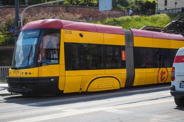 Varşova, Polonya - 28 Mayıs 2023 Varşova sokaklarında elektrik tramvayı ve şehrin ulaşım sisteminin bir parçası..