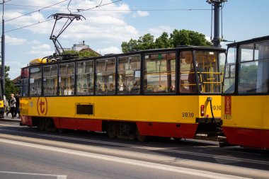 Varşova, Polonya - 28 Mayıs 2023 Varşova sokaklarında elektrik tramvayı ve şehrin ulaşım sisteminin bir parçası..
