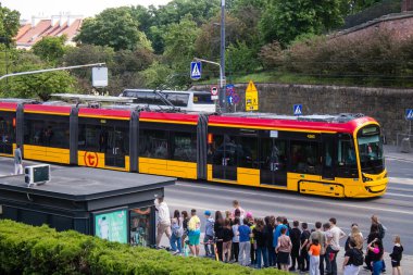 Varşova, Polonya - 28 Mayıs 2023 Varşova sokaklarında elektrik tramvayı ve şehrin ulaşım sisteminin bir parçası..