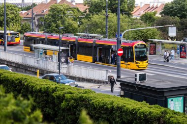 Varşova, Polonya - 28 Mayıs 2023 Varşova sokaklarında elektrik tramvayı ve şehrin ulaşım sisteminin bir parçası..