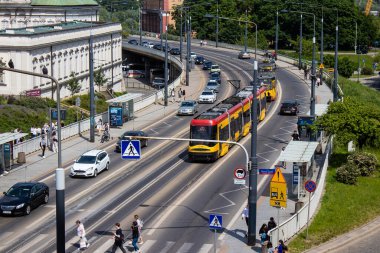 Varşova, Polonya - 28 Mayıs 2023 Varşova sokaklarında elektrik tramvayı ve şehrin ulaşım sisteminin bir parçası..