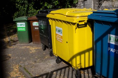 Varşova, Polonya - 28 Mayıs 2023 Çöp konteyneri Polonya 'nın başkenti ve sembolik bir şehir olan Varşova' nın merkezinde yer almaktadır..