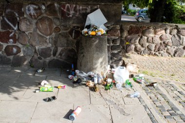 Varşova, Polonya - 28 Mayıs 2023 Çöp konteyneri Polonya 'nın başkenti ve sembolik bir şehir olan Varşova' nın merkezinde yer almaktadır..