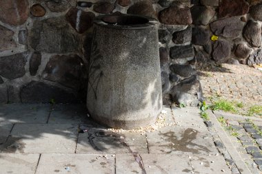 Varşova, Polonya - 28 Mayıs 2023 Çöp konteyneri Polonya 'nın başkenti ve sembolik bir şehir olan Varşova' nın merkezinde yer almaktadır..