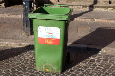 Varşova, Polonya - 28 Mayıs 2023 Çöp konteyneri Polonya 'nın başkenti ve sembolik bir şehir olan Varşova' nın merkezinde yer almaktadır..