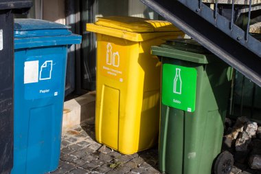 Varşova, Polonya - 28 Mayıs 2023 Çöp konteyneri Polonya 'nın başkenti ve sembolik bir şehir olan Varşova' nın merkezinde yer almaktadır..