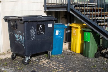 Varşova, Polonya - 28 Mayıs 2023 Çöp konteyneri Polonya 'nın başkenti ve sembolik bir şehir olan Varşova' nın merkezinde yer almaktadır..