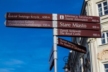 Varşova, Polonya - 28 Mayıs 2023 Sokak tabelası veya yol tabelası, yol kullanıcısına bilgi sağlamak için yolun kenarına veya yukarısına dikildi.