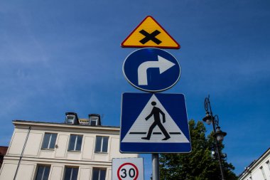Varşova, Polonya - 28 Mayıs 2023 Sokak tabelası veya yol tabelası, yol kullanıcısına bilgi sağlamak için yolun kenarına veya yukarısına dikildi.