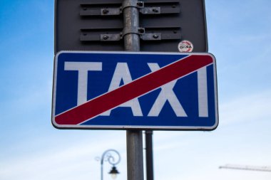 Varşova, Polonya - 28 Mayıs 2023 Sokak tabelası veya yol tabelası, yol kullanıcısına bilgi sağlamak için yolun kenarına veya yukarısına dikildi.