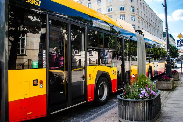 波兰华沙 2023年5月28日 公共汽车在华沙的街道上行驶 部分城市的交通系统 票价不贵 — 图库照片