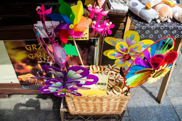 Varşova, Polonya - 28 Mayıs 2023 Dekoratif eşyalar ve hediyelik eşya dükkanında satılan çeşitli hediyeler, turistler Varşova 'dan tipik Polonya dekoratif nesnelerini evlerine götürdüler.