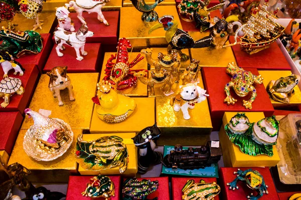 Varşova, Polonya - 28 Mayıs 2023 Dekoratif eşyalar ve hediyelik eşya dükkanında satılan çeşitli hediyeler, turistler Varşova 'dan tipik Polonya dekoratif nesnelerini evlerine götürdüler.