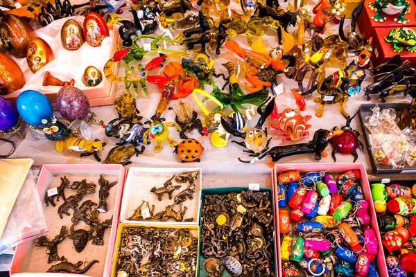 Varşova, Polonya - 28 Mayıs 2023 Dekoratif eşyalar ve hediyelik eşya dükkanında satılan çeşitli hediyeler, turistler Varşova 'dan tipik Polonya dekoratif nesnelerini evlerine götürdüler.