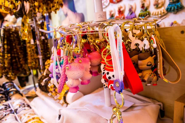 Varşova, Polonya - 28 Mayıs 2023 Dekoratif eşyalar ve hediyelik eşya dükkanında satılan çeşitli hediyeler, turistler Varşova 'dan tipik Polonya dekoratif nesnelerini evlerine götürdüler.