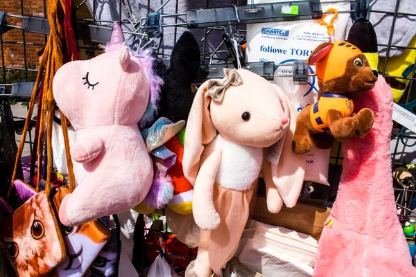 Varşova, Polonya - 28 Mayıs 2023 Dekoratif eşyalar ve hediyelik eşya dükkanında satılan çeşitli hediyeler, turistler Varşova 'dan tipik Polonya dekoratif nesnelerini evlerine götürdüler.