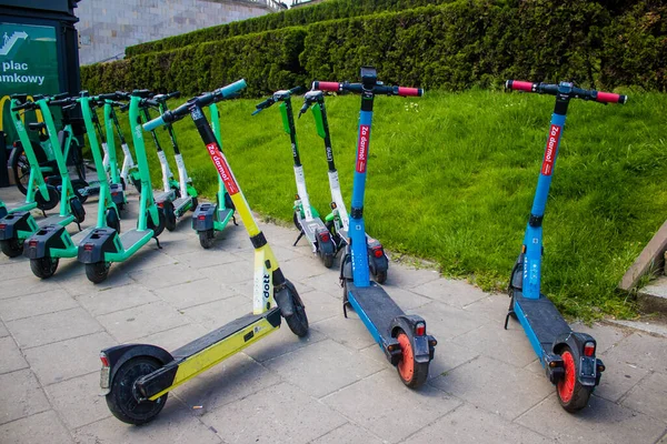 Varşova, Polonya - 28 Mayıs 2023 Varşova sokaklarına park edilmiş elektrikli scooter, küçük bir iç yanmalı motorlar ve merkezde bir güverte ile çalışıyor.