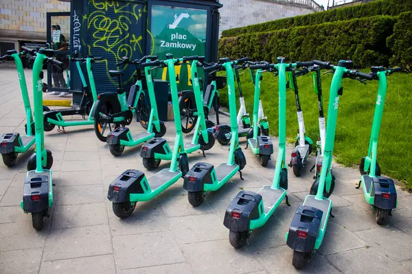 Varşova, Polonya - 28 Mayıs 2023 Varşova sokaklarına park edilmiş elektrikli scooter, küçük bir iç yanmalı motorlar ve merkezde bir güverte ile çalışıyor.