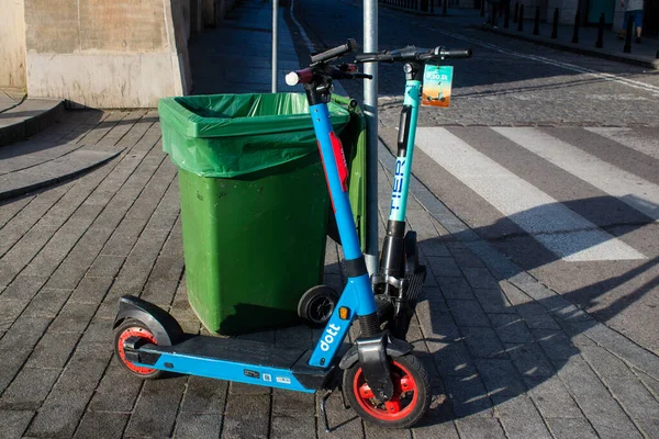 Varşova, Polonya - 28 Mayıs 2023 Varşova sokaklarına park edilmiş elektrikli scooter, küçük bir iç yanmalı motorlar ve merkezde bir güverte ile çalışıyor.