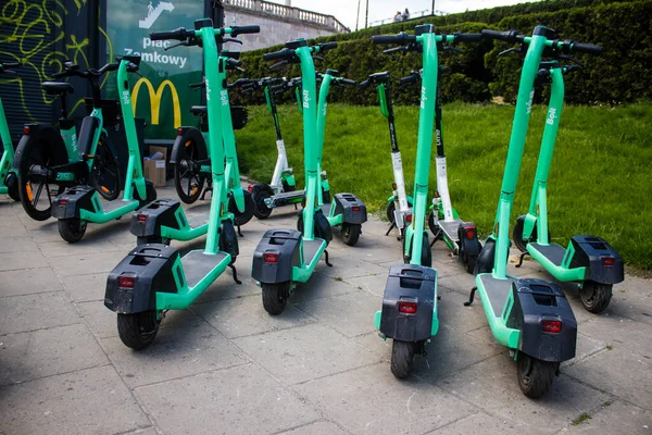 Varşova, Polonya - 28 Mayıs 2023 Varşova sokaklarına park edilmiş elektrikli scooter, küçük bir iç yanmalı motorlar ve merkezde bir güverte ile çalışıyor.