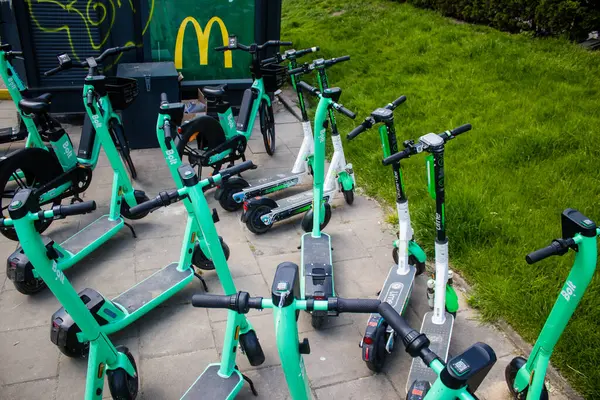 Varşova, Polonya - 28 Mayıs 2023 Varşova sokaklarına park edilmiş elektrikli scooter, küçük bir iç yanmalı motorlar ve merkezde bir güverte ile çalışıyor.