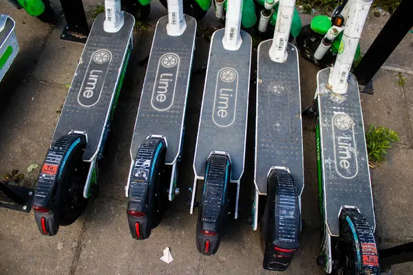 Varşova, Polonya - 28 Mayıs 2023 Varşova sokaklarına park edilmiş elektrikli scooter, küçük bir iç yanmalı motorlar ve merkezde bir güverte ile çalışıyor.