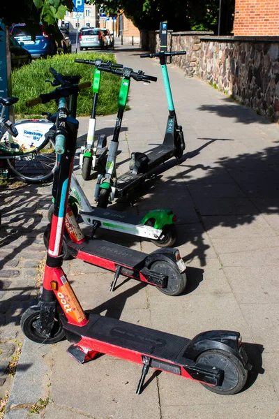 Varşova, Polonya - 28 Mayıs 2023 Varşova sokaklarına park edilmiş elektrikli scooter, küçük bir iç yanmalı motorlar ve merkezde bir güverte ile çalışıyor.