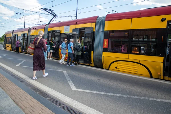 Varşova, Polonya - 28 Mayıs 2023 Varşova sokaklarında elektrik tramvayı ve şehrin ulaşım sisteminin bir parçası..