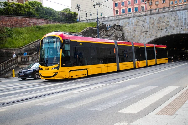 Varşova, Polonya - 28 Mayıs 2023 Varşova sokaklarında elektrik tramvayı ve şehrin ulaşım sisteminin bir parçası..