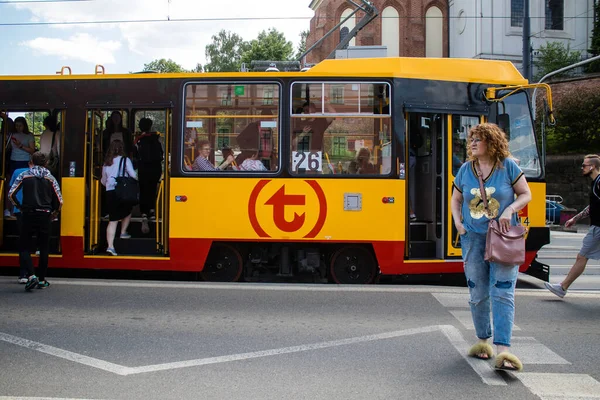 Varşova, Polonya - 28 Mayıs 2023 Varşova sokaklarında elektrik tramvayı ve şehrin ulaşım sisteminin bir parçası..