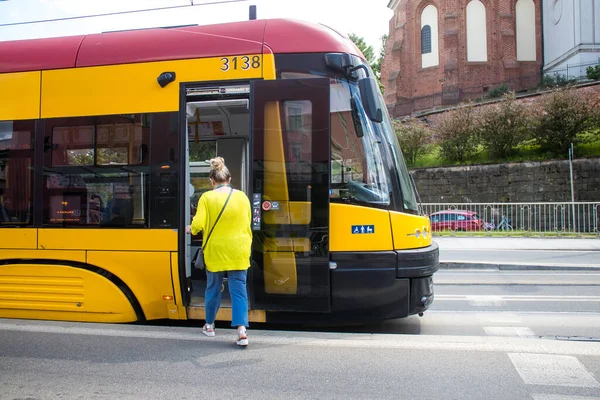 Varşova, Polonya - 28 Mayıs 2023 Varşova sokaklarında elektrik tramvayı ve şehrin ulaşım sisteminin bir parçası..