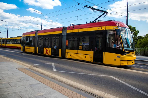 Varşova, Polonya - 28 Mayıs 2023 Varşova sokaklarında elektrik tramvayı ve şehrin ulaşım sisteminin bir parçası..
