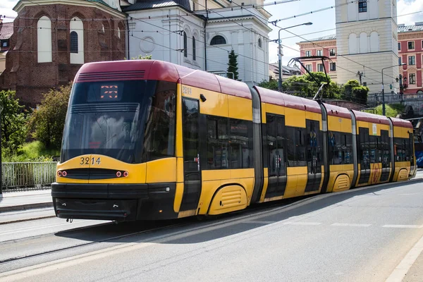 Varşova, Polonya - 28 Mayıs 2023 Varşova sokaklarında elektrik tramvayı ve şehrin ulaşım sisteminin bir parçası..