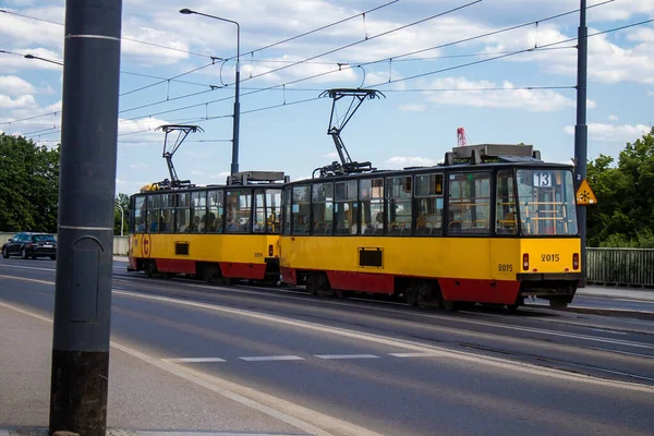波兰华沙 2023年5月28日 有轨电车在华沙的街道上行驶 部分城市的交通系统 票价不贵 — 图库照片