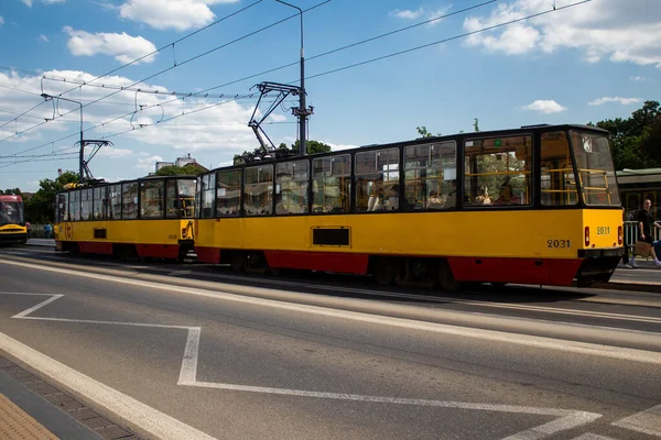ポーランドのワルシャワ 2023年5月28日ワルシャワの街や市内の交通機関の一部で電気トラムを運転し 運賃は高価ではありません — ストック写真