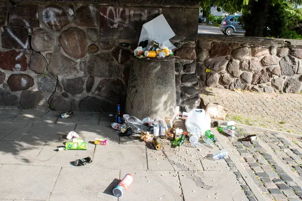 Varşova, Polonya - 28 Mayıs 2023 Çöp konteyneri Polonya 'nın başkenti ve sembolik bir şehir olan Varşova' nın merkezinde yer almaktadır..