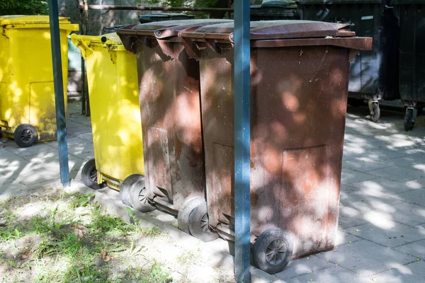 Varşova, Polonya - 28 Mayıs 2023 Çöp konteyneri Polonya 'nın başkenti ve sembolik bir şehir olan Varşova' nın merkezinde yer almaktadır..